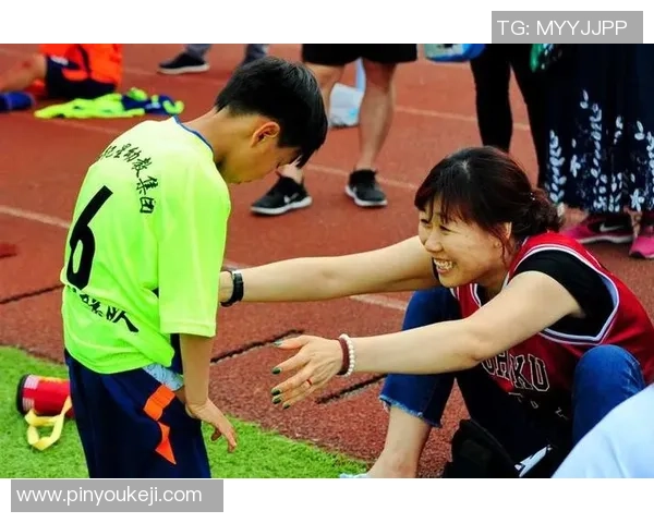 老外模仿足球明星奔跑的搞笑瞬间引发网友热议与欢笑